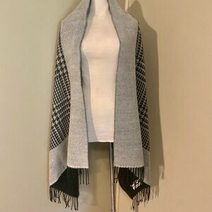 Chic Careta Hounds Tooth Shawl Scarf with Fringe Made in Italy